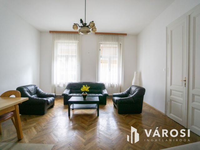 Nagypolgári villa jellegű ház, két önálló lakással
