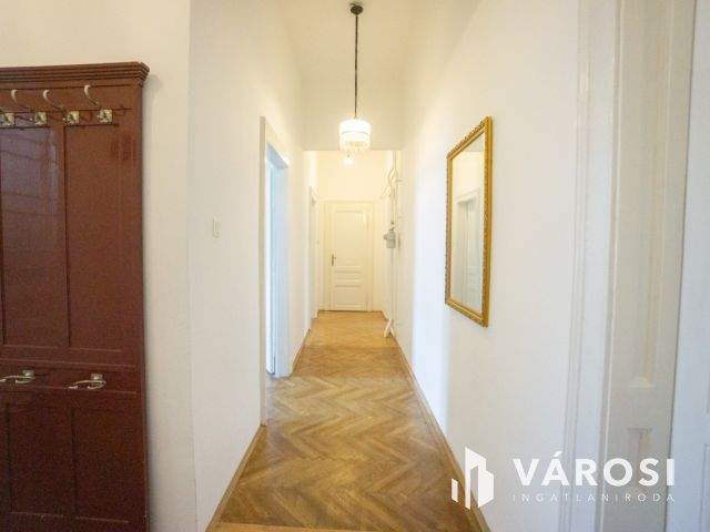 Nagypolgári villa jellegű ház, két önálló lakással