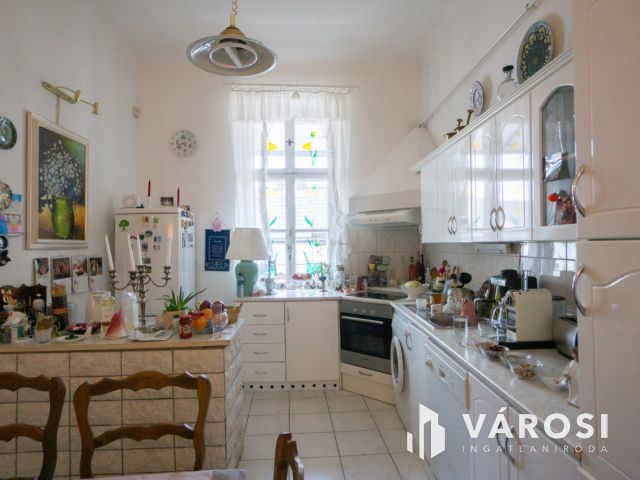 Nagypolgári villa jellegű ház, két önálló lakással