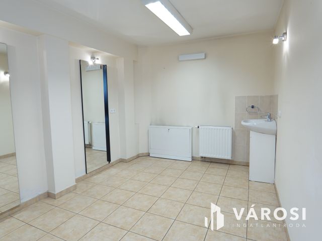 Szépségszalonban kiadó üzlethelység!