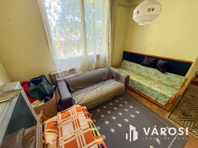Acélgyári út végén 2. emeleti, felújítandó lakás eladó!
