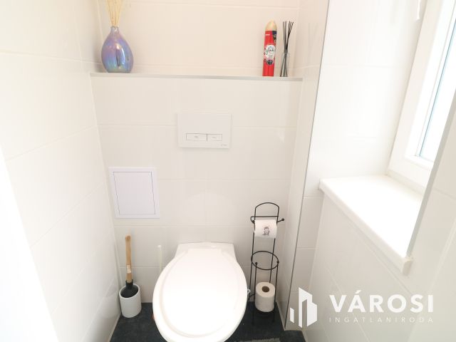 Nappali, 3 szoba, 2 fürdő, a Belvárosban.