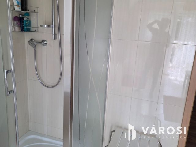 Győr-Szabadhegyen kifogástalan állapotú ikerház eladó