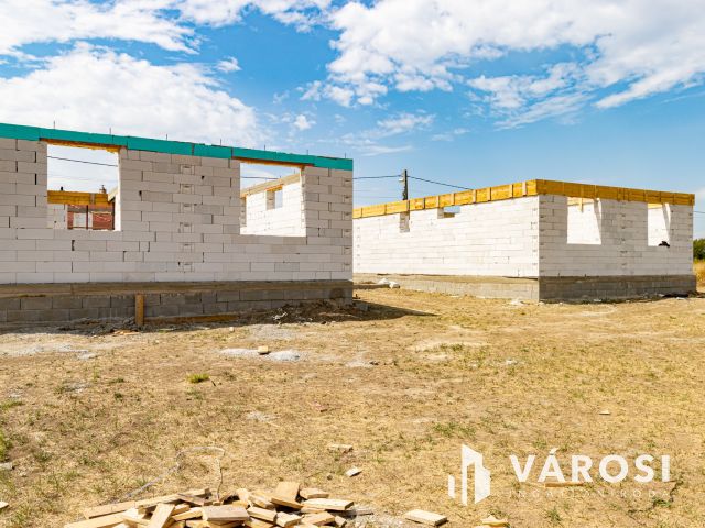 Hatvan Rózsadombján, decemberi átadással, Ikerház eladó