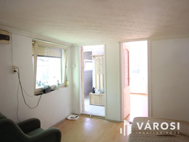 KERTES HÁZ A ZÁRT KERTBEN.