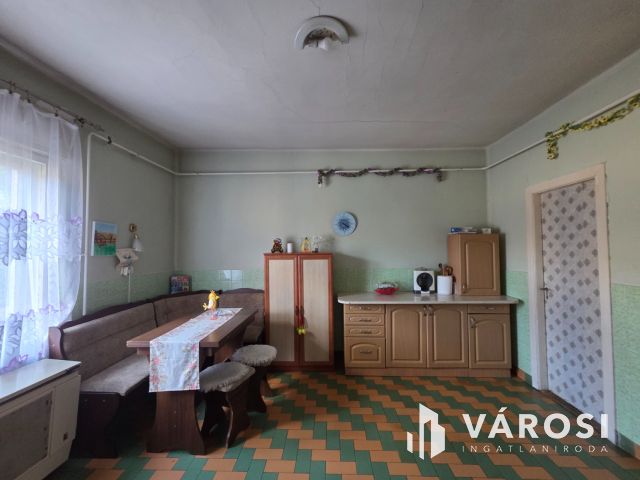 Eladó Karancsberényben egy négyszobás családi ház.